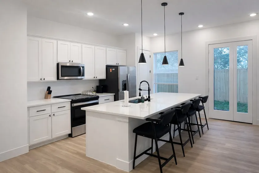 Modern 2BR, Kitchen + Laundry, 15 min Downtown HTX - Image 1