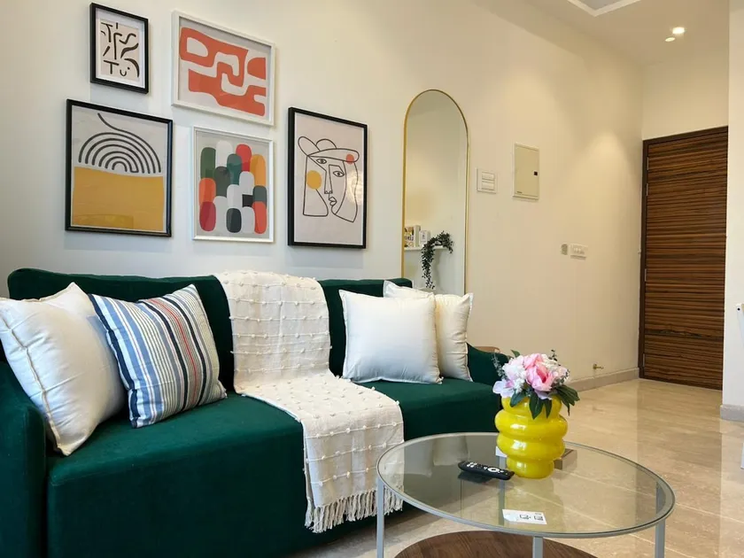 Modern 1BHK 20 mins to Juhu Sunlit Daily Clean - Image 1