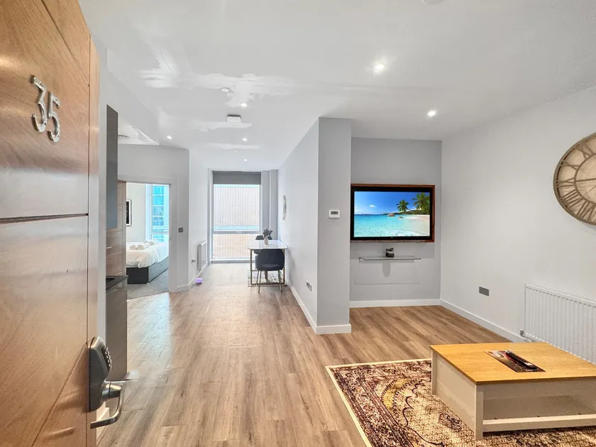 Spacious & Comfortable Apartment|Silbury Boulevard - Image 1