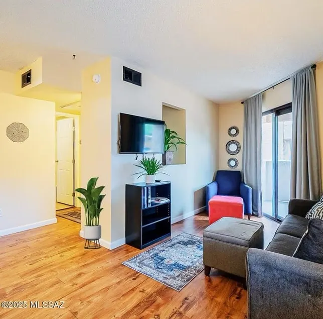 Midtown convenience and comfort - Image 1