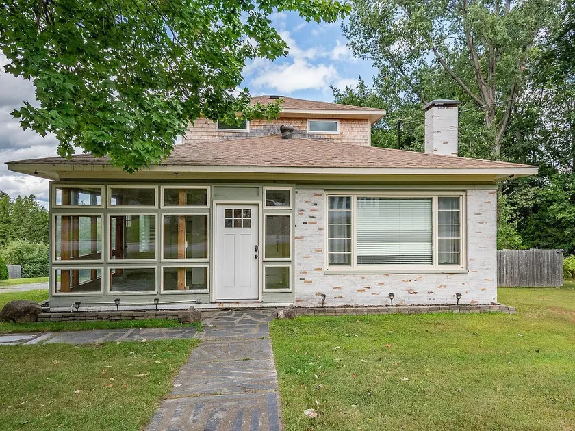 Lakehouse 4 season getaway with rail trail access! - Image 1