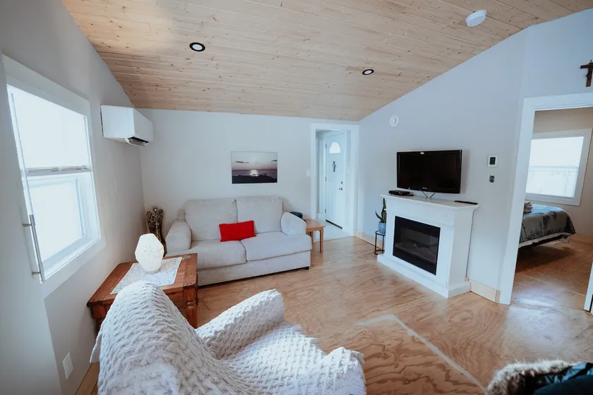 Cozy chalet 10-minute walk to Parlee beach - Image 1