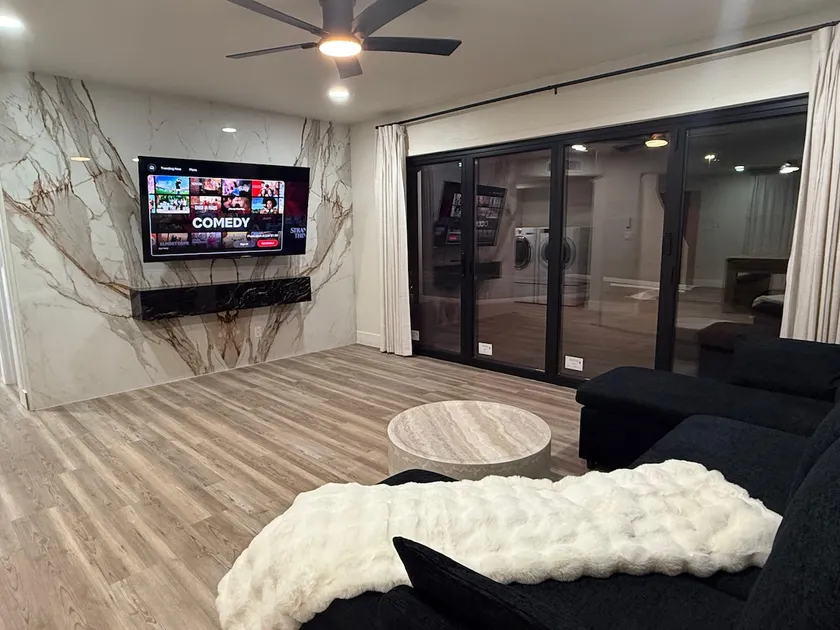 Sleep 16 ~5BR 4BH ~modern ~ pool ~ games ~ central - Image 1