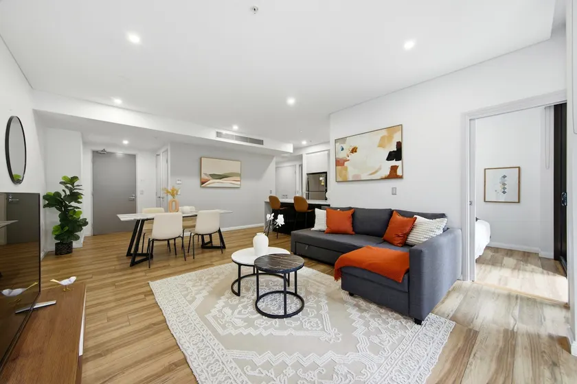 Modern 3-Bedroom Apartment Near Airport & Train - Image 1