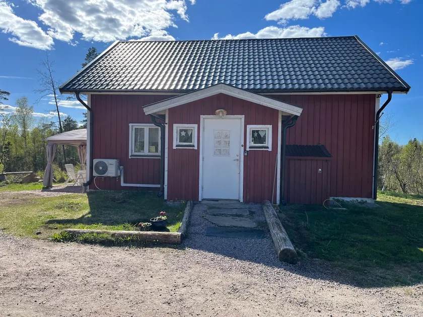 Large house in the yard (animal-free) - Image 1
