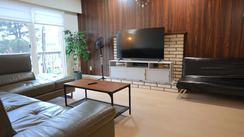 Convenient & Cozy 8 Beds Home - Prime Location with 4 Free Parking - Image 1