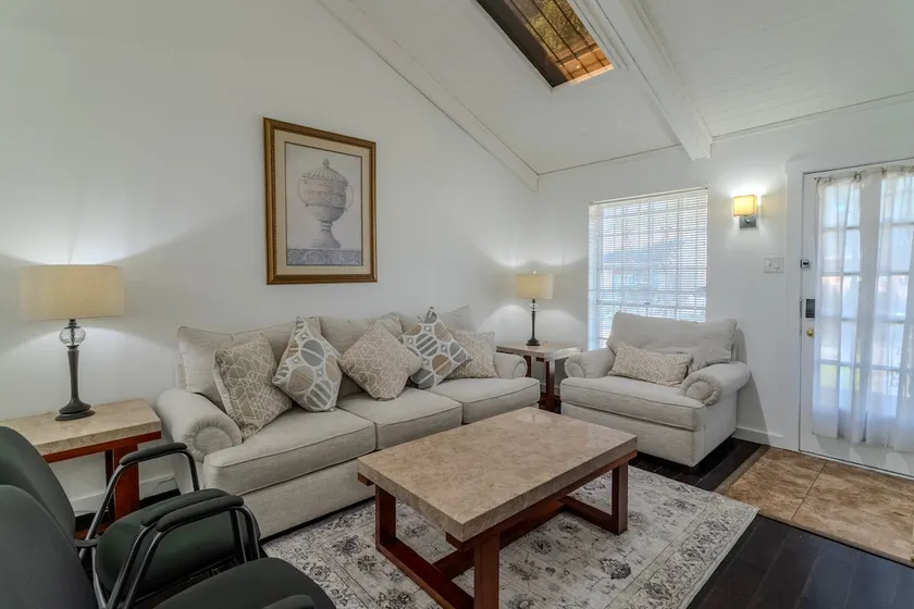 Cozy 2BR Apartment by i10 near City Center - Image 1