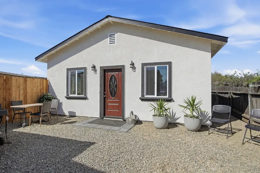Cozy guest house - Image 1