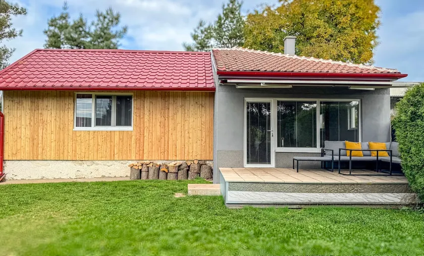 Wooden house by the dam - in the Vysocina region - Image 1