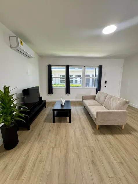 Contemporary 1B Comfort in Glendale - Image 1