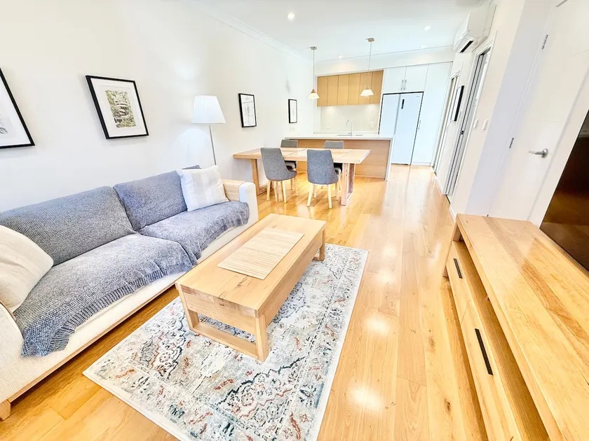 Modern 2 bedroom townhouse apartment. - Image 1