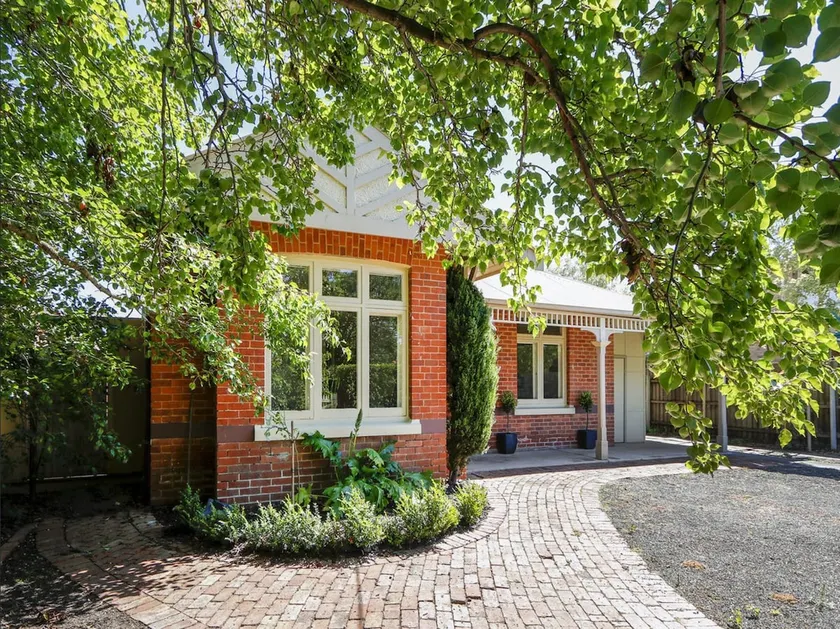 Charming home close to local restaurants and cafes - Image 1