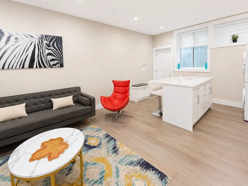 Modern 2-Bedroom Guest Suite in Coquitlam - Image 1
