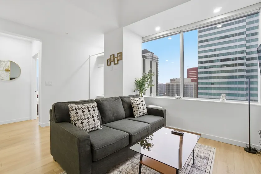 Luxury 1Beds and 2Beds in Downtown Edmonton close to Rogers - Image 1
