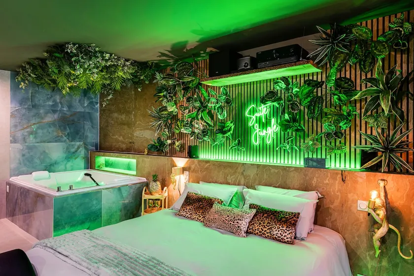 Jungle Suite - Love room spa, sauna, private cinema - Image 1