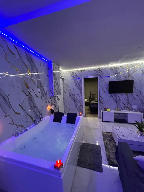 2 rooms with jacuzzi near Valras beach 2/4 people - Image 1