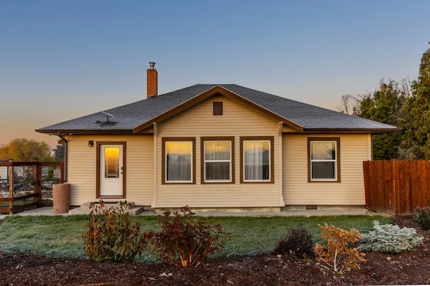 Charming 1920s Cottage Retreat - Image 1