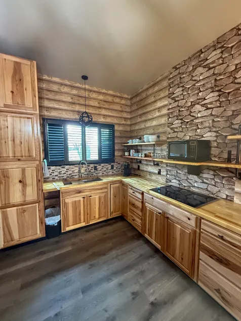 Modern Rustic Studio Guesthouse in Montana - Image 1
