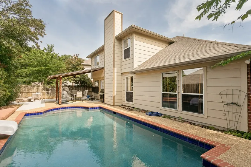 Pool house in Lake Dallas - Image 1