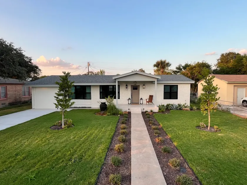 Chic Mid-Century Retreat in the heart of McAllen - Image 1