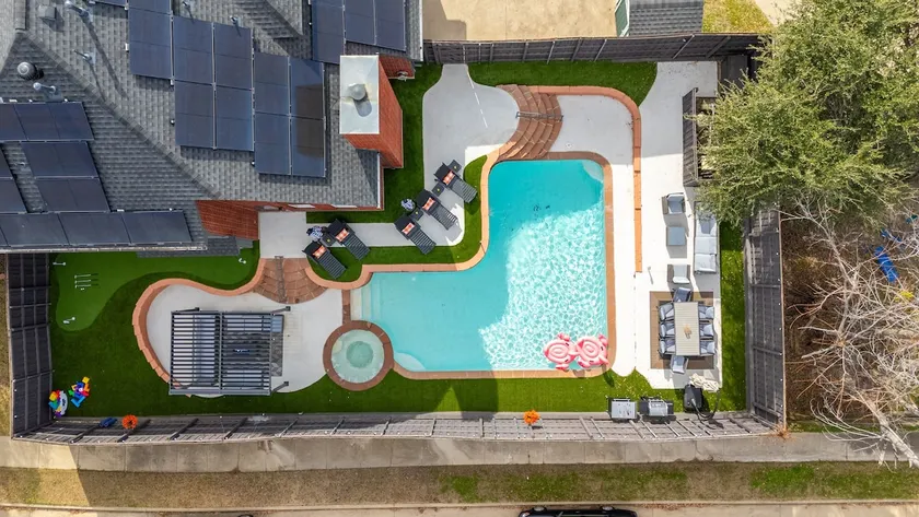 FIFA Fan Stay: Pool & Spa, Putting Green, Games - Image 1