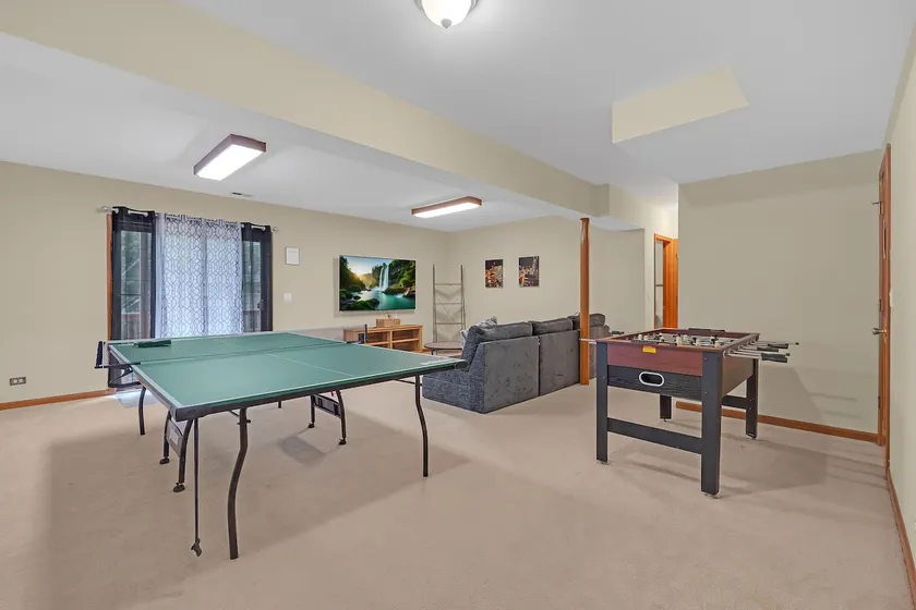 Spacious 5BR Retreat | Free Parking | Sleeps 15 - Image 1