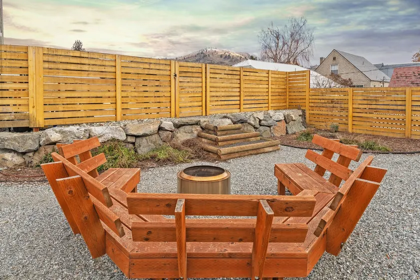 Lake Chelan Walkable Stay | Pool Access | Fire Pit - Image 1