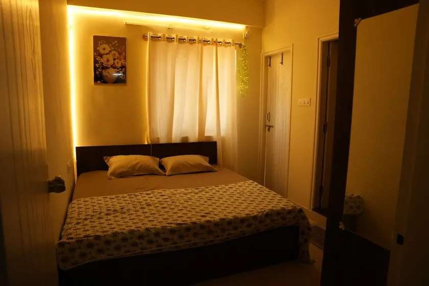 Spacious 1BHK Home | Couples & Family | near Metro - Image 1