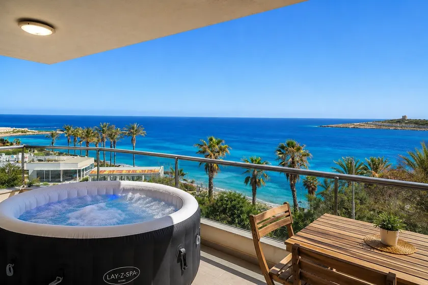Blue Horizon Jacuzzi | Sea View Hideaway - Flat 3 - Image 1