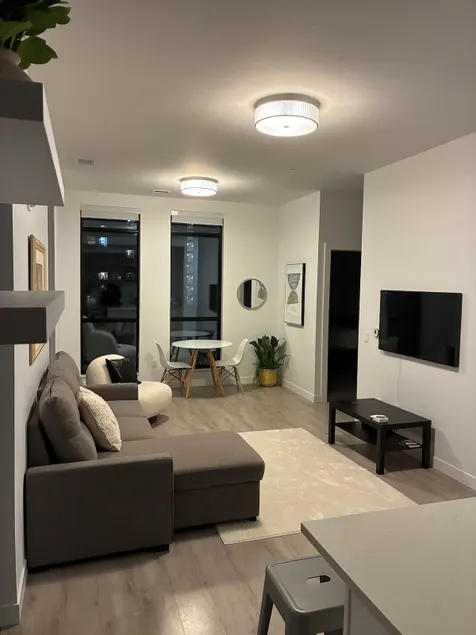 Modern 2BR + Sofa Bed | Walk to Laurier & Uptown - Image 1