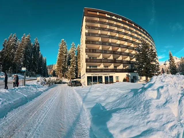 Studio in a top location with mountain views & parking - Image 1