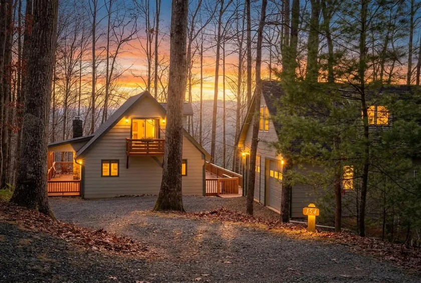 Easy Breezy Lodge-3 KING Suites, 2TBunks|Sleeps 10 - Image 1
