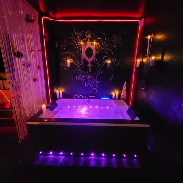 Romantic getaway relaxing moment love room - Image 1