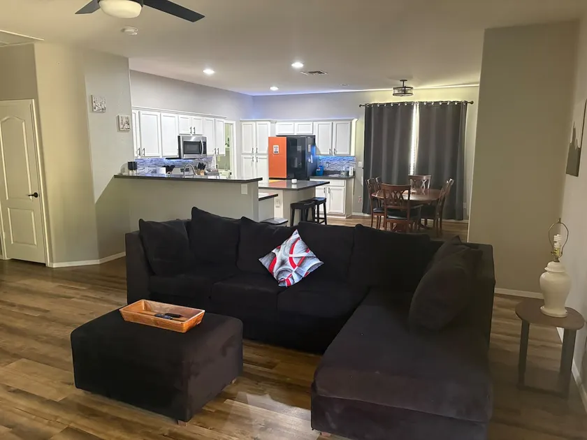 Clean & Modern Stay | Full Kitchen | Private Home - Image 1