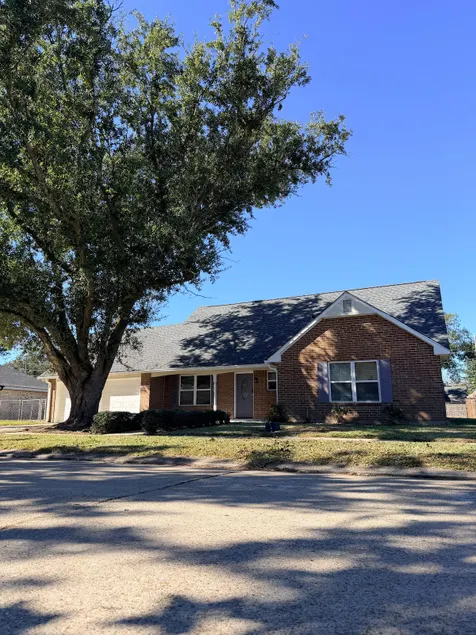 Cozy 4BR w Yard & Garage | 5 Min to I-10 - Image 1