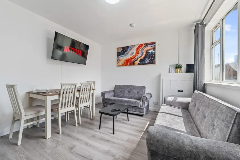 CityBuzz 4 Bedroom House in Nottingham Sleep 7 - Image 1