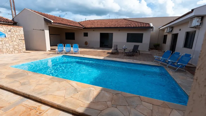 House with pool, bathtub and barbecue - Image 1