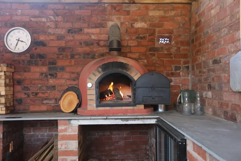 Rushmoor Retreat, Cosy with Outdoor Pizza Oven - Image 1