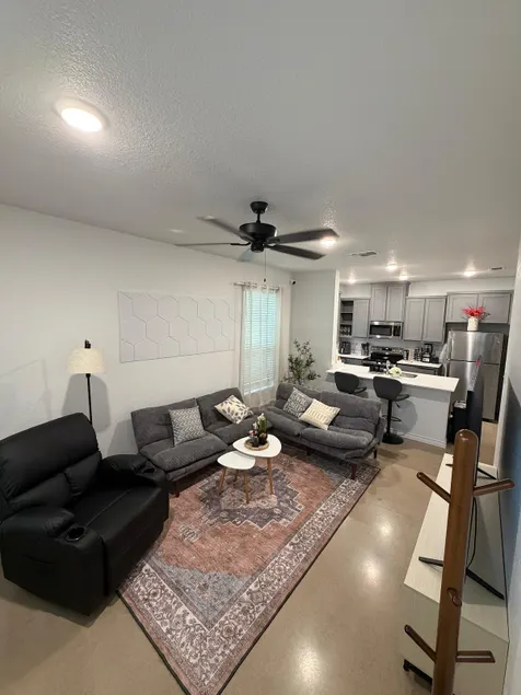 Modern 3BR Near BSW & Shopping | King Bed 22% off - Image 1