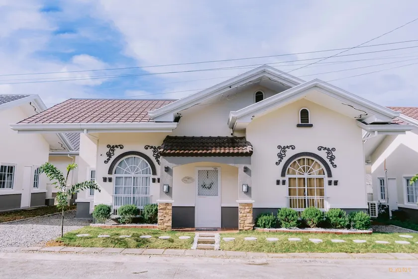 Elegant 3BR House Panglao Pool Hot Shower Netflix - Image 1