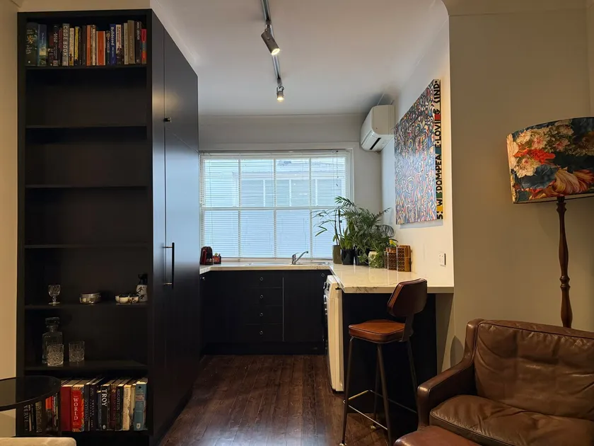 Classic Art Deco 1BR in Vibrant Potts Point - Image 1