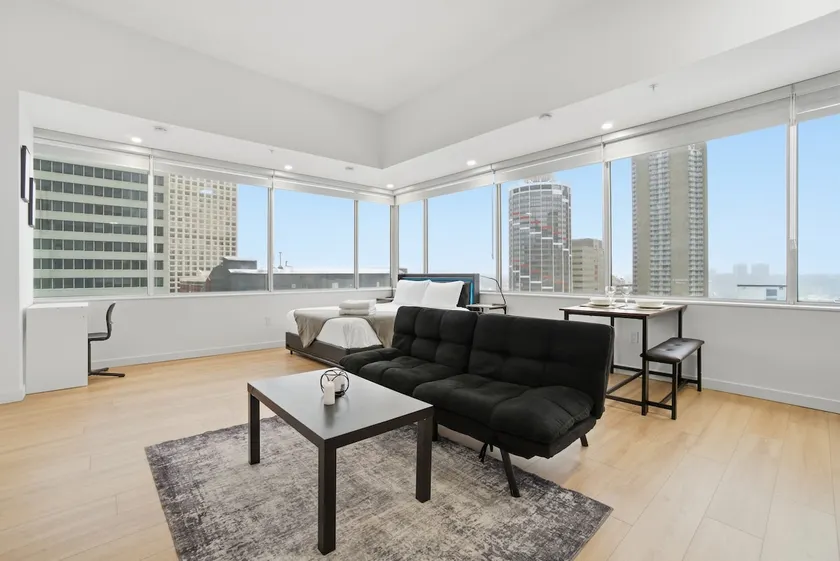 Glasshouse Suite • DT Views Walk To Rogers Place - Image 1