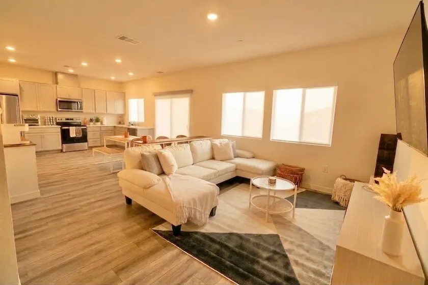 Large 4 Bedroom Home w/Outdoor Patio & BBQ Grill - Image 1