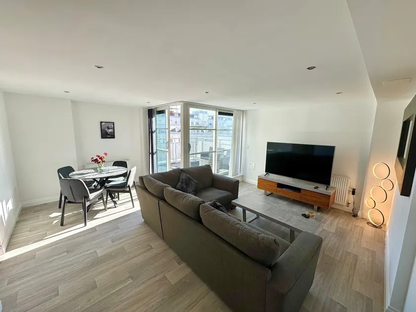 Deluxe 2 Bed apartment for Family's & Contractors - Image 1