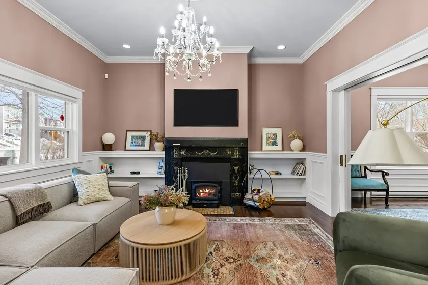 Luxury 2BR Executive Near DT Off Street Parking - Image 1