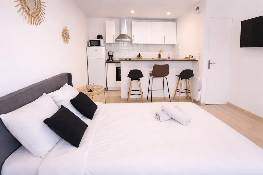 Modern & Cozy Studio – Equipped Close to Coty - Image 1