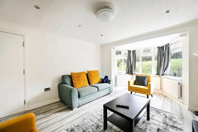 Spacious 4-Bedroom Home with Private Garden & Free Parking - Image 1