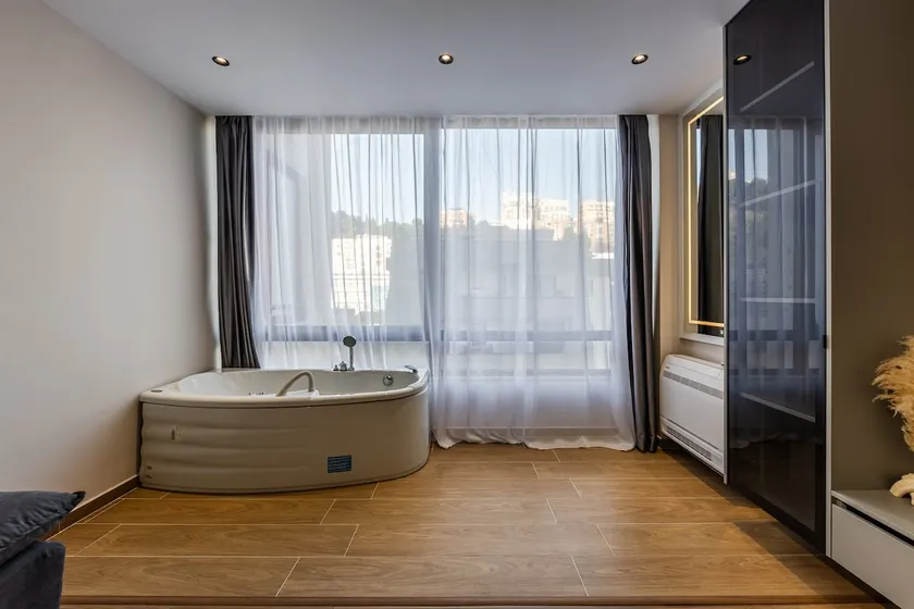 Beachfront Comfort Apartment Jacuzzi - Image 1