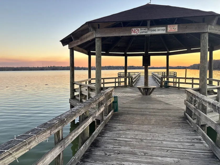 The Barefoot Bungalow — Vintage Charm by the Lake - Image 1