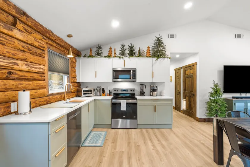 43 - Modern Luxury Log Cabin Retreat W. Fire Pit - Image 1